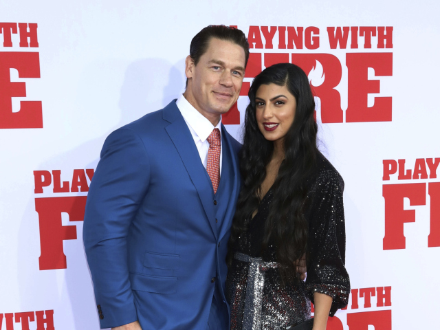 Herec John Cena a jeho dnes už manželka Shay Shariatzadeh na premiére filmu Hry s ohňom. 