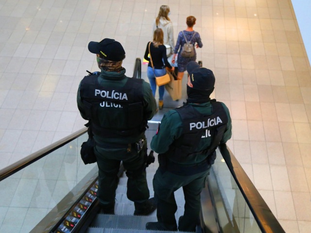 polícia, bratislava, obchoďák, nákupné centrum