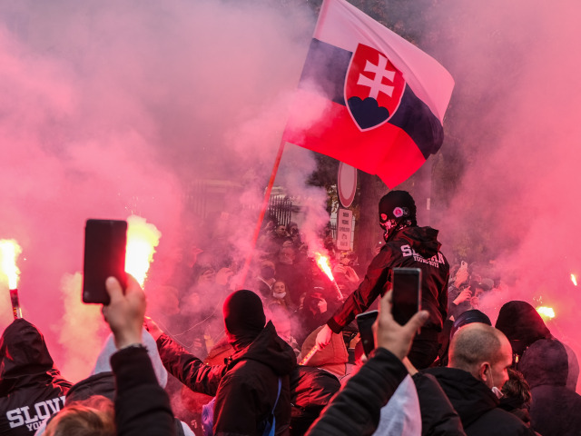 protest, úrad vlády, bratislava, demonštranti, ultras, polícia