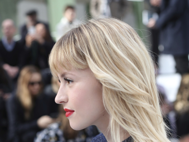 Francúzska speváčka Angele pred prehliadkou značky Chanel v marci 2020.