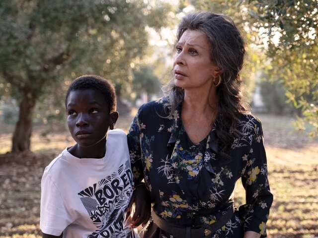 Herečka Sophia Loren a detský herec Ibrahim Gueye na snímke z filmu The Life Ahead.