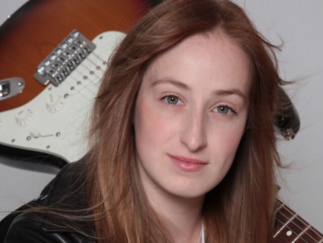 Barbora Piesova s gitarou