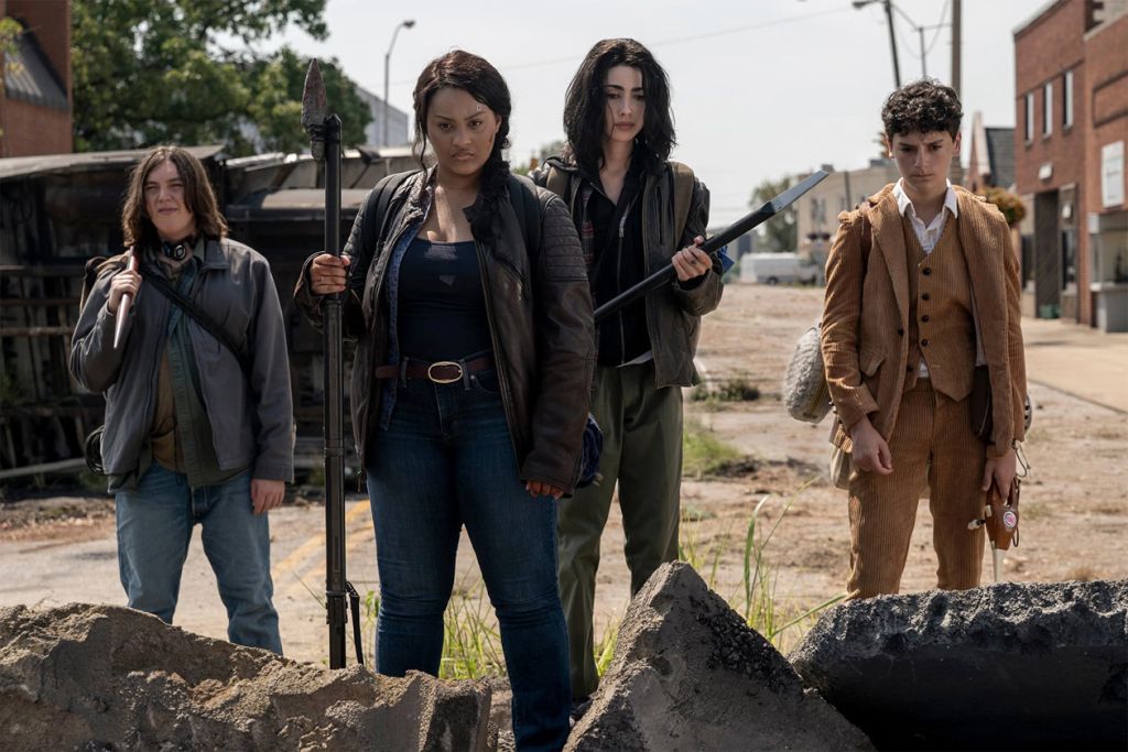 Hlavnými hrdinami najnovšieho zombie seriálu sú tínedžeri, ktorí celý život žili v bezpečí za múrmi rozvinutého mesta.