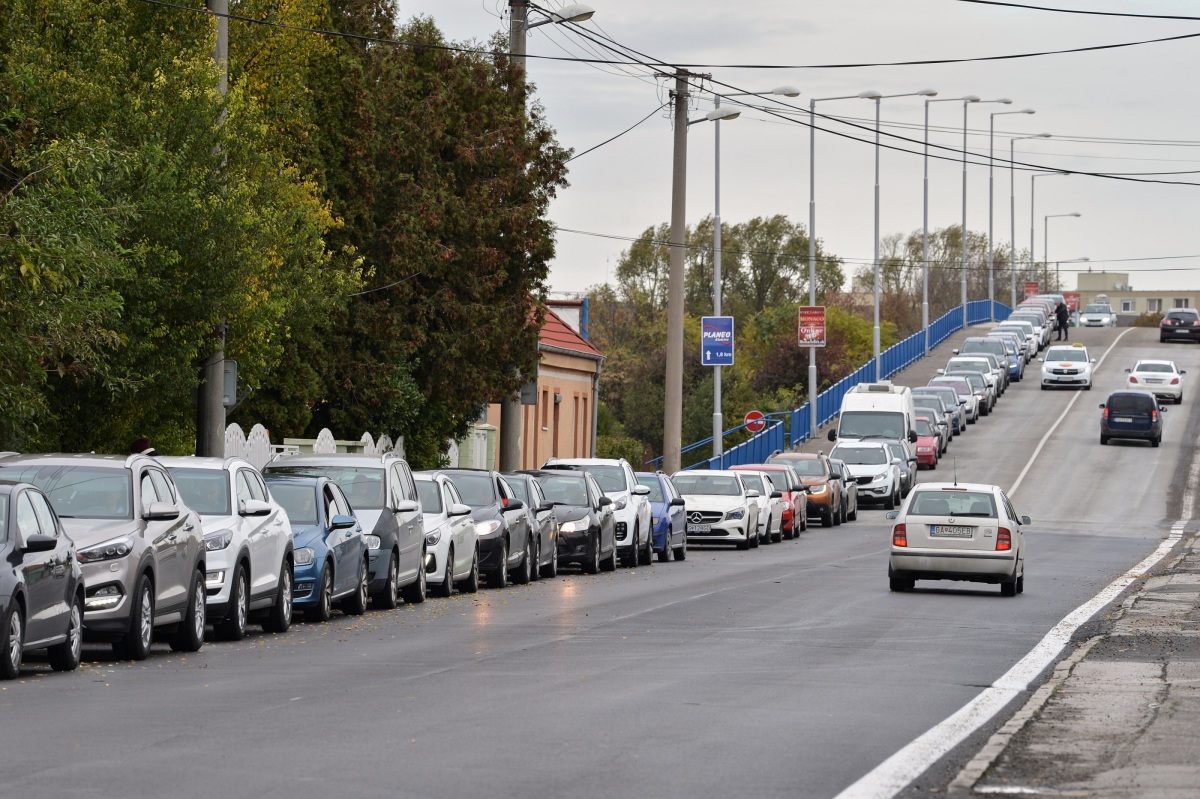 Koronavírus Celoplošné testovanie / Kolóny /