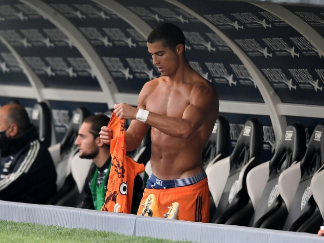 Futbalista Cristiano Ronaldo na zápase v talianskej Cesene.