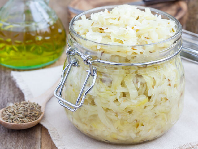 kyslá kapusta, kmín, sklenený pohár, zaváranina