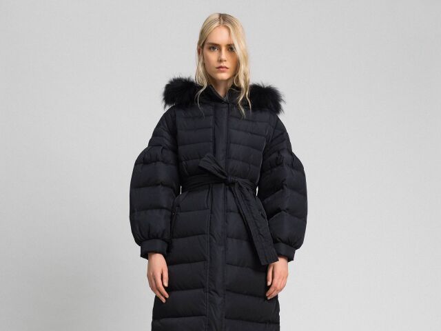 Páperová dámska vetrovka Twinset, zlacnená na 295 eur. Predáva sa online. 