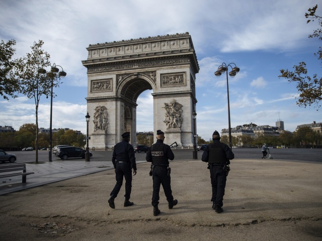 Paríž / Víťazný oblúk / Champs Elysees /