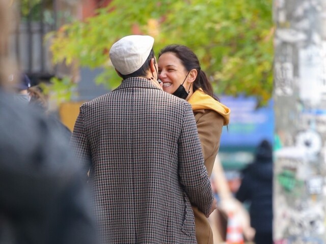 Herečka Katie Holmes dáva bozk svojmu partnerovi Emiliovi Vitolovi Jr. v uliciach New Yorku.