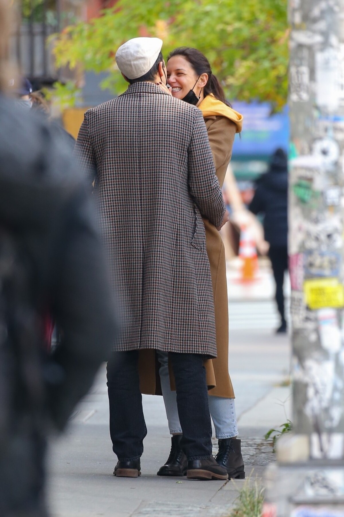 Herečka Katie Holmes dáva bozk svojmu partnerovi Emiliovi Vitolovi Jr. v uliciach New Yorku.