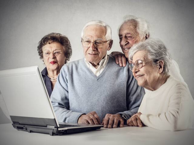 seniori, penzisti, počítač, notebook, čítanie