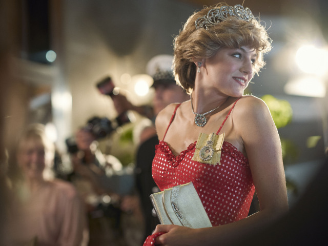Herečka Emma Corrin ako princezná Diana na zábere zo seriálu The Crown.