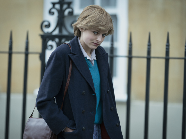 Herečka Emma Corrin ako princezná Diana na zábere zo seriálu The Crown.