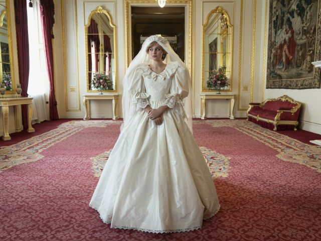 Herečka Emma Corrin ako princezná Diana na zábere zo seriálu The Crown.
