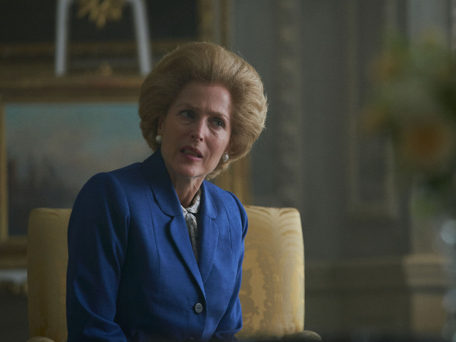 Herečka Gillian Anderson na zábere zo seriálu The Crown. 