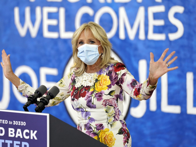 Budúca prvá dáma USA Jill Biden v pestrých kvetovaných šatách v októbri 2020. 