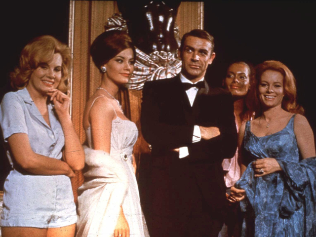 Connery pózuje na propagačnej akcii v roku 1983 súvisiacej s filmom Nikdy nehovor nikdy.