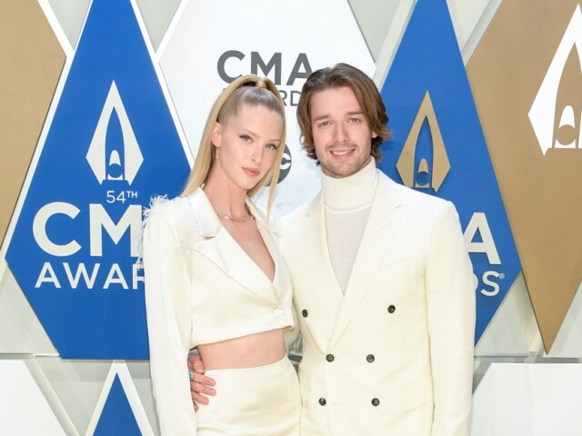 Abby Champion a Patrick Schwarzenegger spoločne na vyhlásení cien CMA Awards v americkom Nashville. 