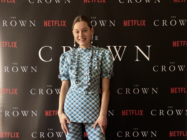 Herečka Emma Corrin a jej premiérový "domáci" look.
