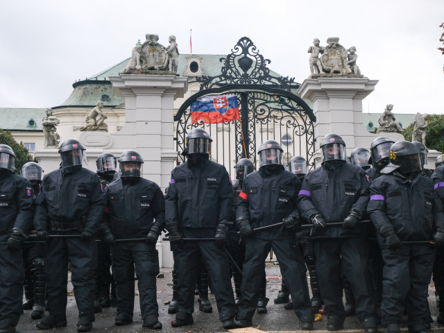 protest pred Úradom vlády, polícia, ultras,