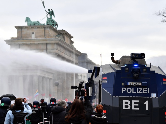 Berlín / Brandeburská brána / Protest / Polizei /