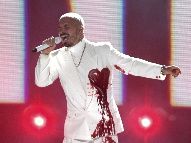 Reggaetonový spevák J Balvin vystúpil na vyhlásení cien Latin Grammy Awards.