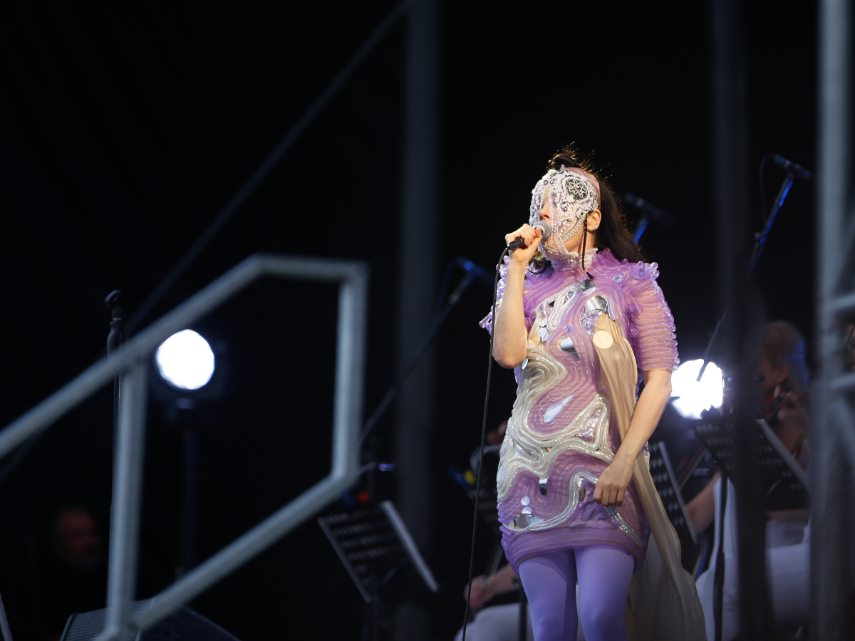 Islandská speváčka Bjork počas festivalu Pohoda 2015 na letisku v Trenčíne. 