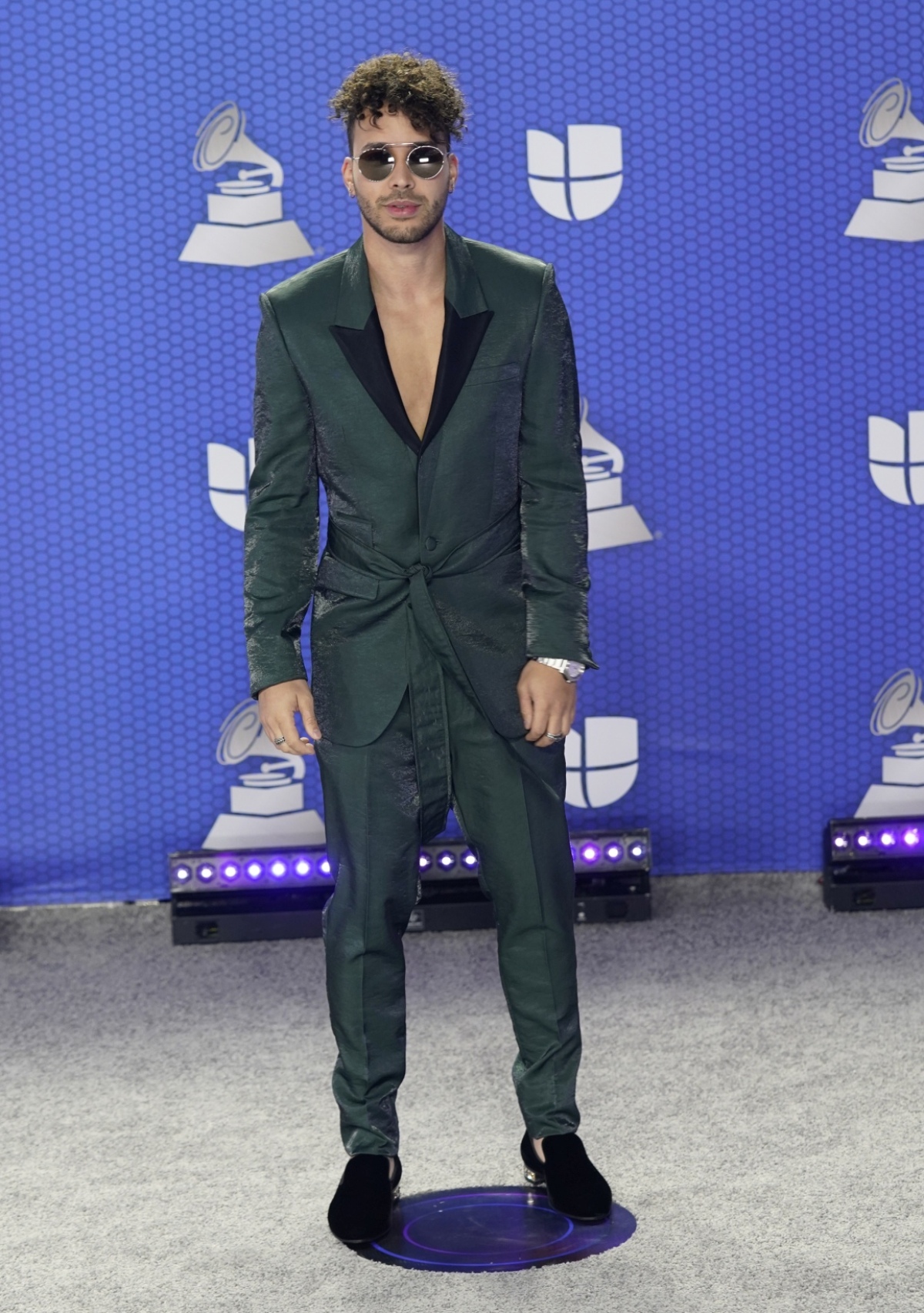 2020 Latin Grammy Prince Royce na červenom koberci. 