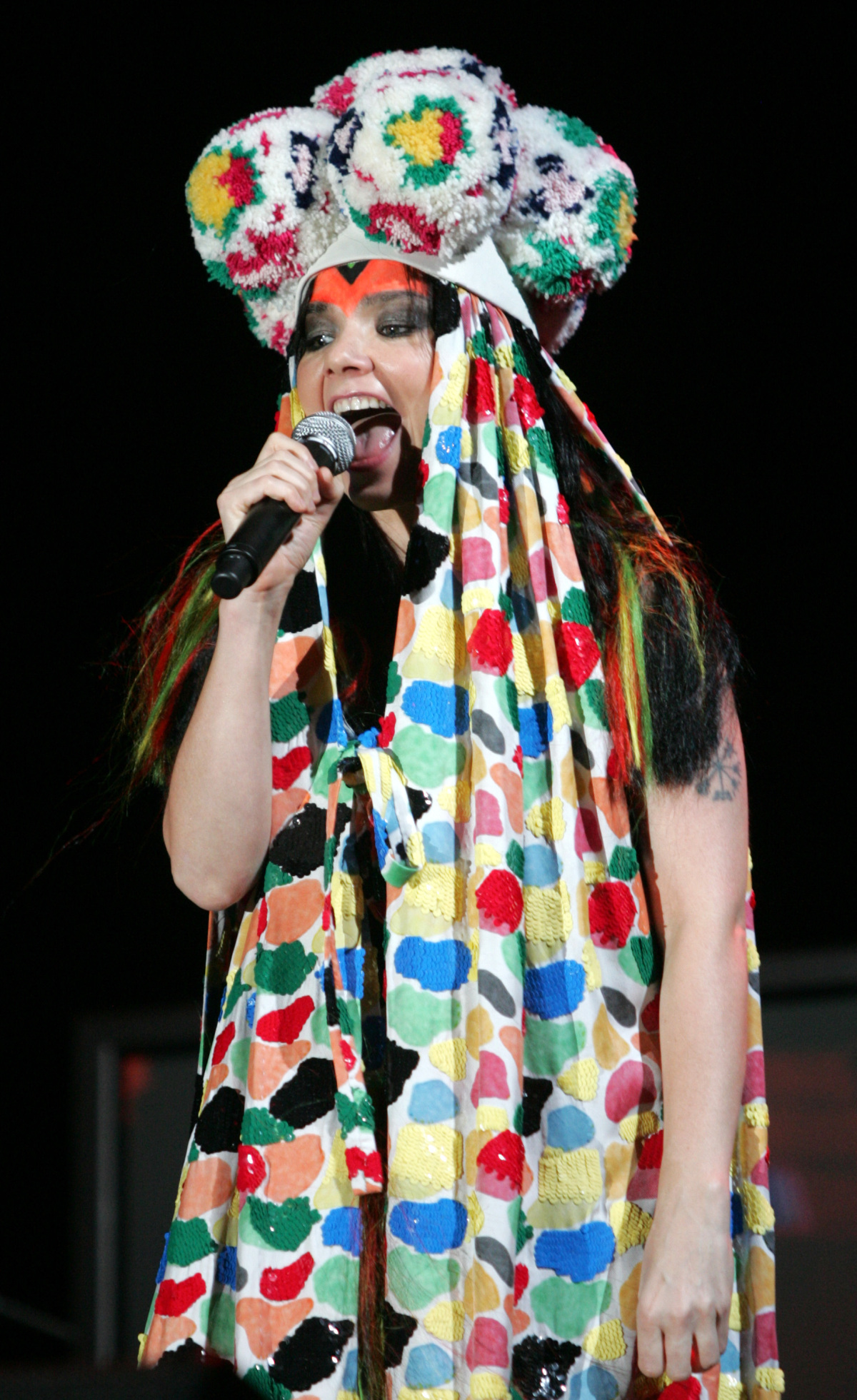 Speváčka Bjork na zábere z festivalu Coachella v roku 2007. 
