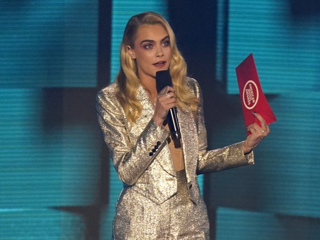 Cara Delevigne prišla v kreácii DOlce & Gabbana. 