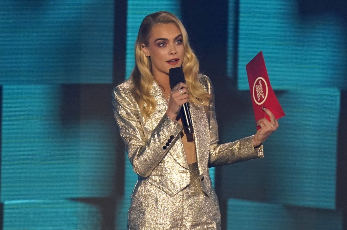 Cara Delevigne prišla v kreácii DOlce & Gabbana. 