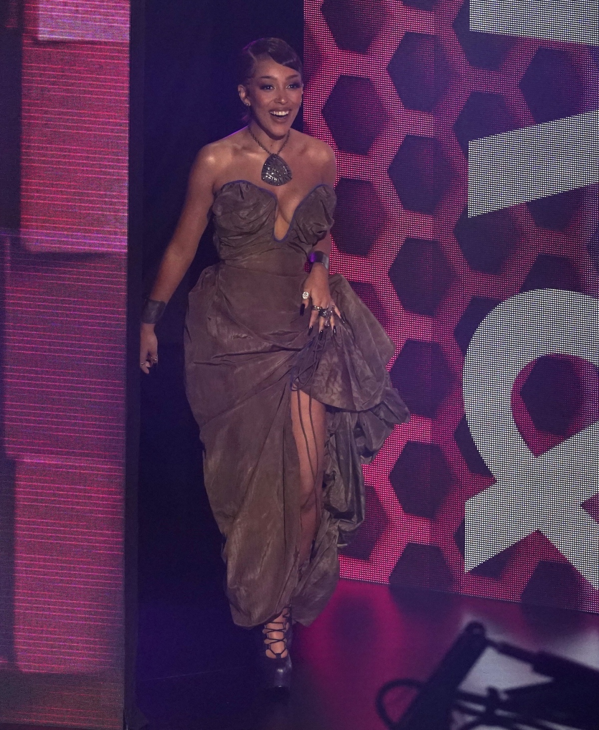 Speváčka Doja Cat v kreácii Andrea Kronthaler pre Vivienne Westwood. 