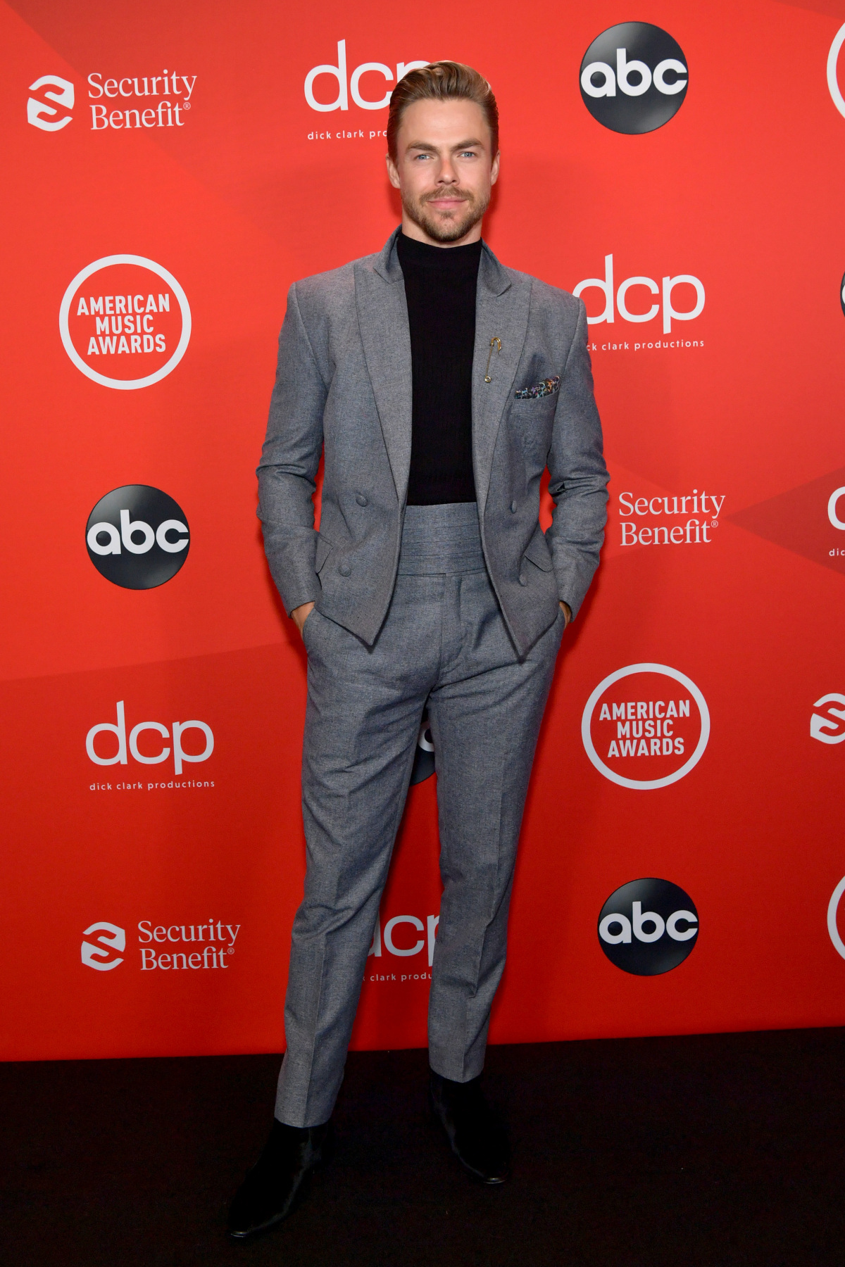 Tanečník a porotca Derek Hough na American Music Awards 2020. 
