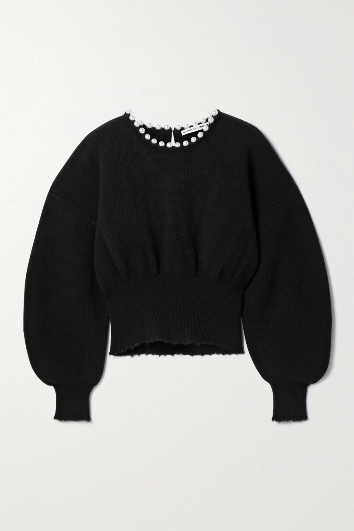 Dámsky pulóver s perlovým lemom okolo krku Alexander Wang, predáva Net-a-porter.com za 678 eur. 