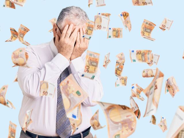 dôchodca, penzista, smútok, zúfalstvo, peniaze, dlh, bankovky, euro, exekúcia