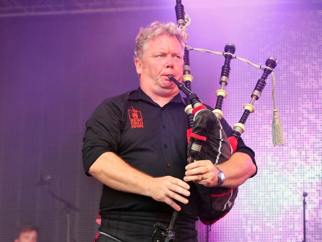 Gajdoš Willie Armstrong z formácie Red Hot Chilli Pipers.