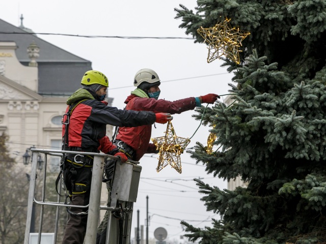 Bratislava vianočný strom zdobenie Hviezdoslavovo BAX