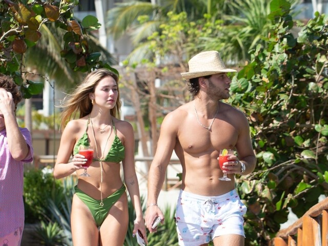 Celebritná dcéra známeho páru Delilah Belle Hamlin a jej partner Eyal Booker vyzerajú ako ukážkový plážový párik. 