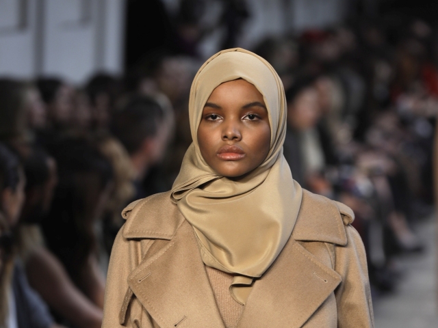 Topmodelka Halima Aden na zábere z prehliadky Max Mara v roku 2017.