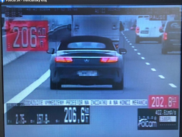 Mercedes diaľnica rýchlosť polícia auto