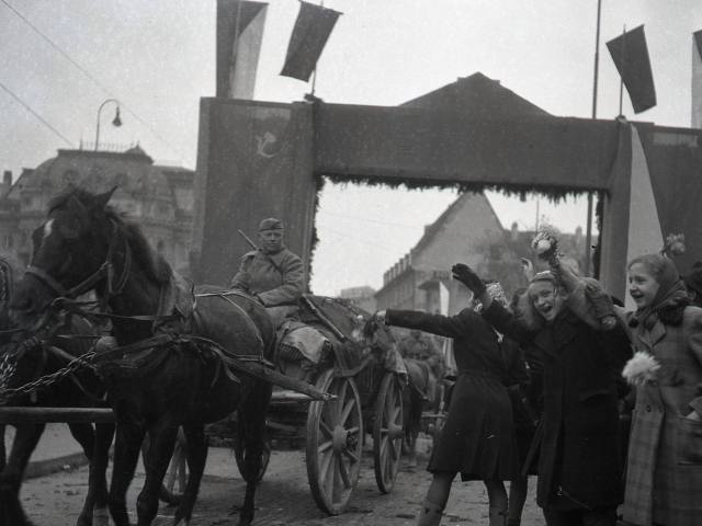 Bratislava, Hviezdoslavovo námestie, Červená armáda, 1945