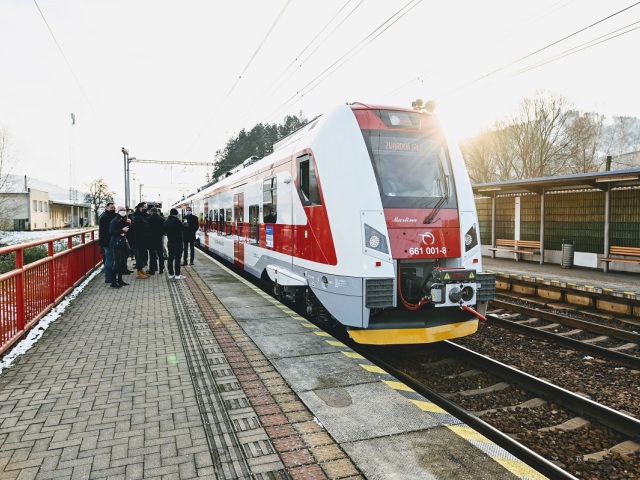 Nova   EJ ZSSK dnes odviezla prvy  ch cestuju  cich