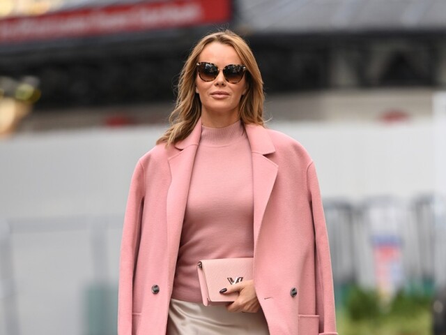 Britská televízna celebrita Amanda Holden na ulici v Londýne. 