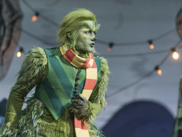 Herec Matthew Morrison ako Grinch v scéne z muzikálu Dr. Suess' The Grinch Musical.
