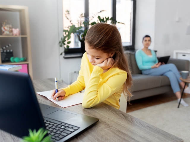 dieťa, tablet, študent, štúdium z domu, online vyučovanie