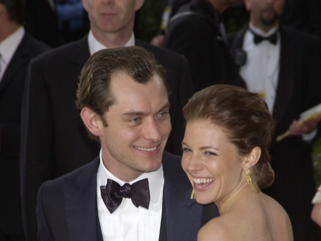 Herecký pár Sienna Miller a Jude Law na archívnom zábere z prvých rokov ich vzťahu. 