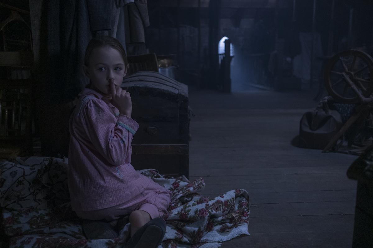 Malá herečka Amelie Bae Smith ako Flora dokázala vyčarovať strašidelnú atmosféru.