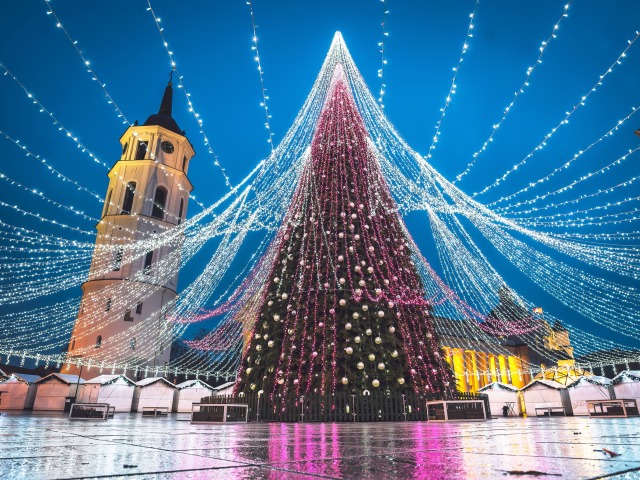 Vianočný stromček v hlavnom meste Lotyšska, vo Vilniuse. 