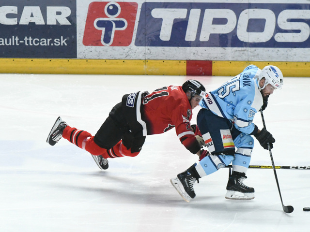 Adam Žiak (Banská Bystrica) v súboji s Marekom Slovákom (Nitra).