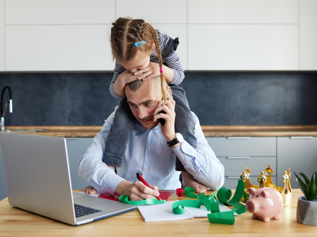 otec, dieťa, home office, práca z domu, telefonovanie, písanie, výchova
